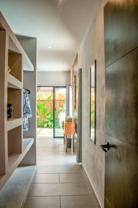 wąski przedpokój korytarz w domu