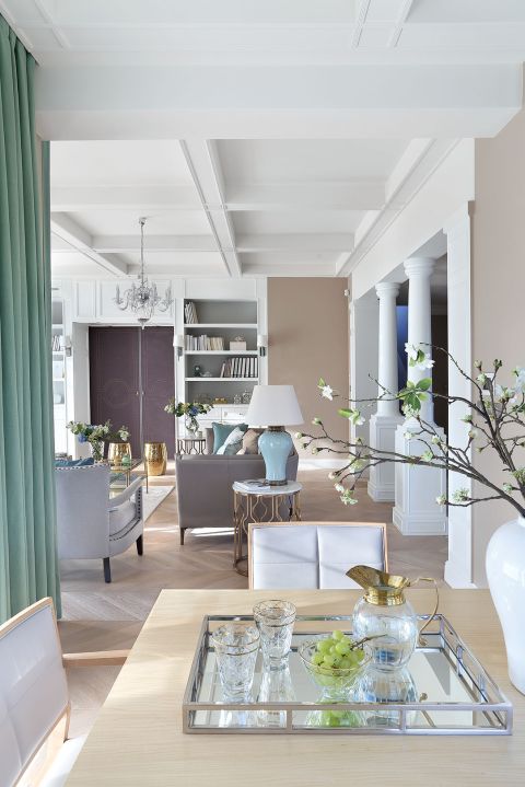 Projektanci zaproponowali jednolite materiały i współczesne meble w jasnych odcieniach.