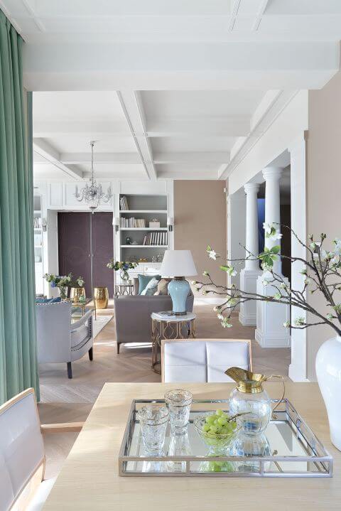 Projektanci zaproponowali jednolite materiały i współczesne meble w jasnych odcieniach.