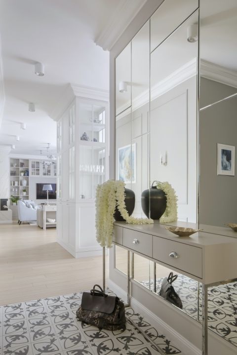 przedpokój w stylu hamptons w mieszkaniu w bloku