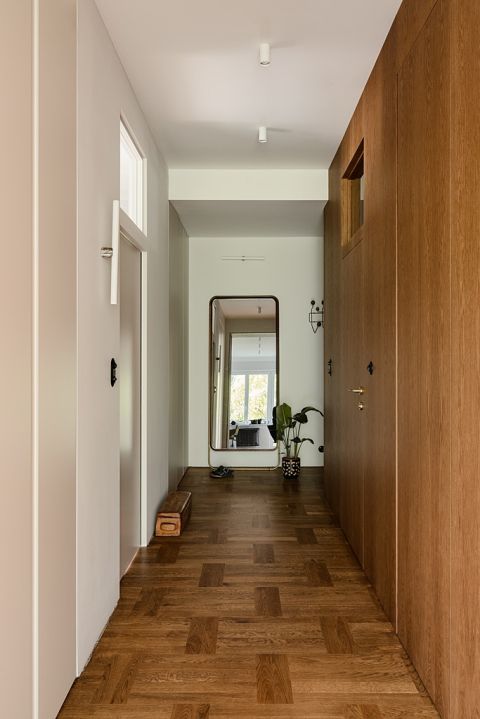 wąski przedpokój w mieszkaniu w kamienicy