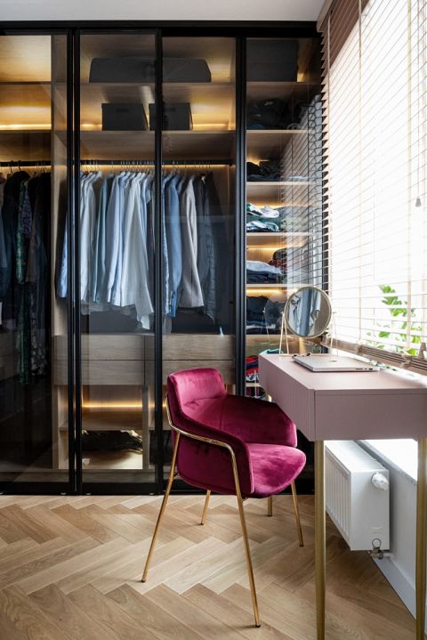 domowe biuro urządzone w garderobie