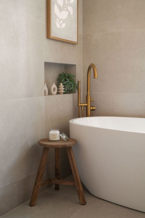 beżowa łazienka z drewnem