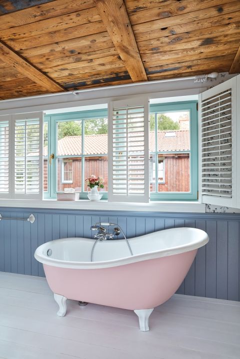 różowa wanna w łazience