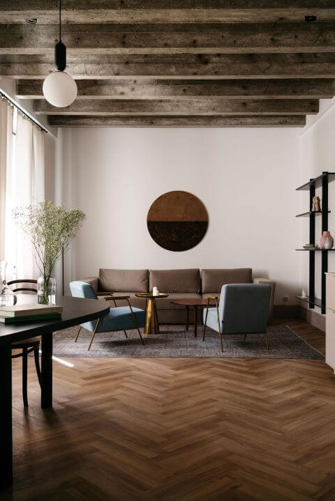 Meble vintage w salonie w kamienicy