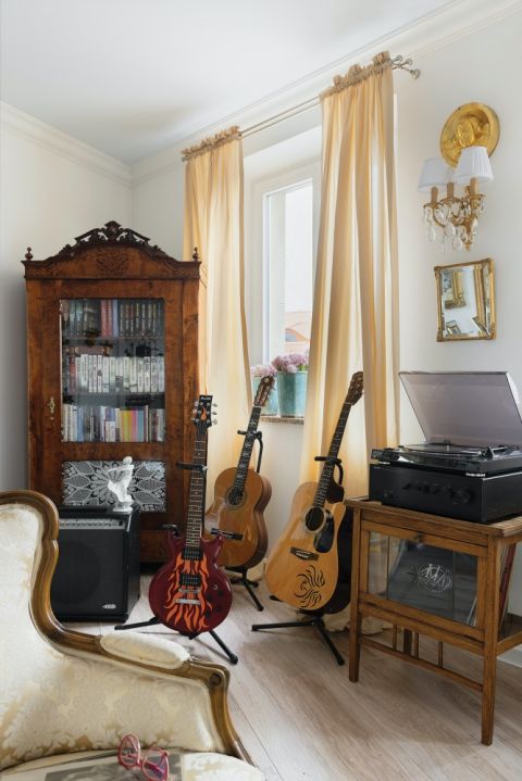 salon urządzony antykami