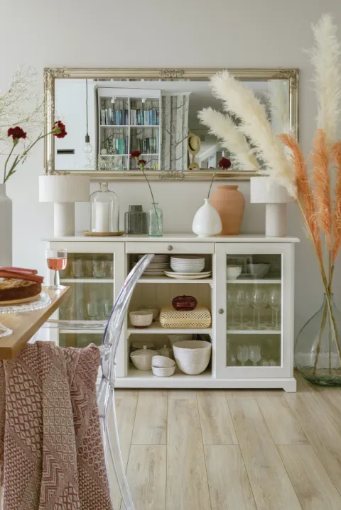 salon z białymi meblami