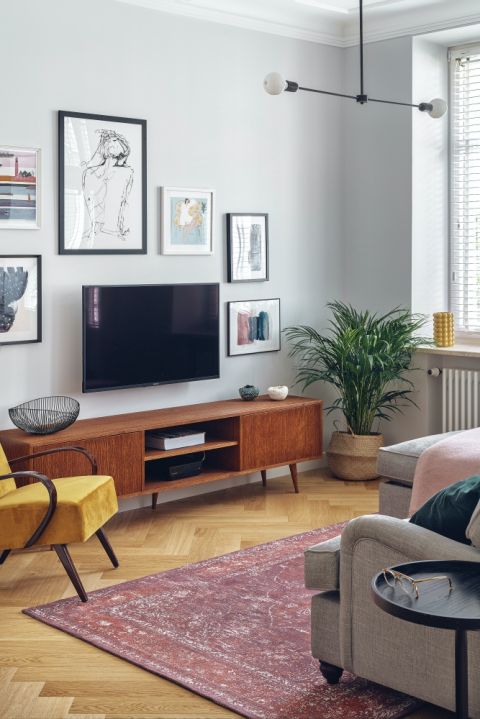 salon urządzony w modernistycznej kamienicy