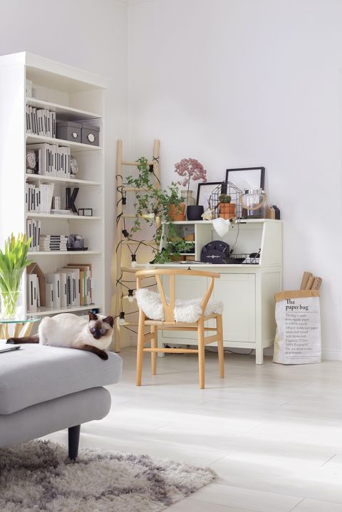 sekretarzyk w roli biurka