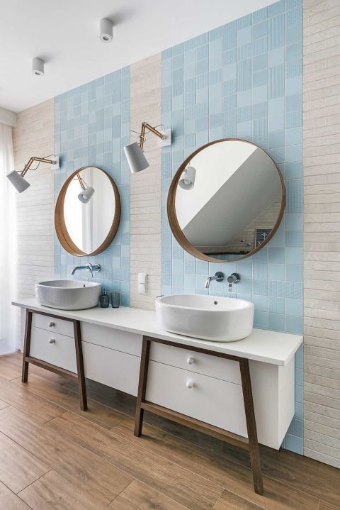 Salon zdobi ściana z cegieł, sypialnię – błękitne motywy. To dom trochę klasyczny, trochę nowoczesny,