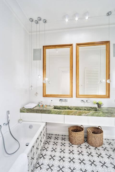 łazienka z białymi płytkami