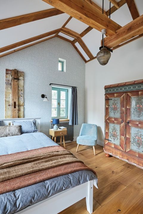 niebieska sypialnia z drewnem