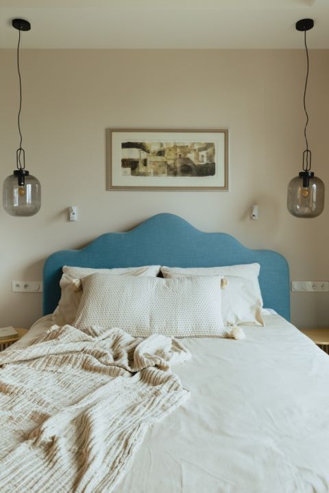 łóżko z niebieskim zagłówkiem