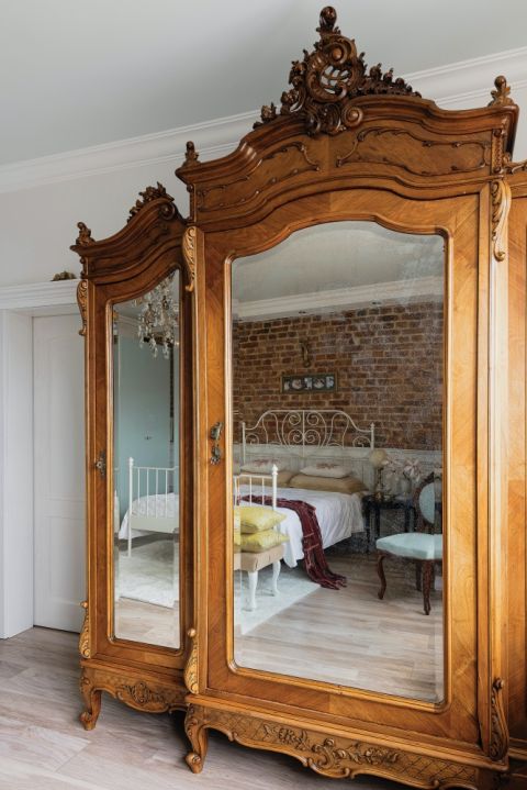 szafa antyk w sypialni