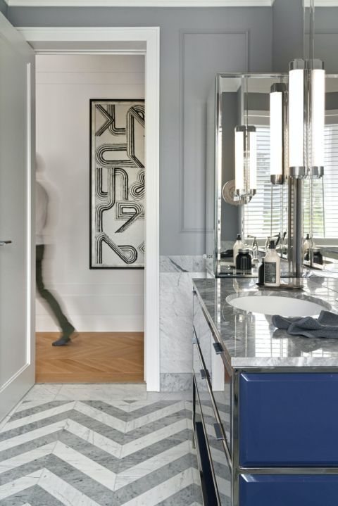 szara łazienka z granatowymi dodatkami