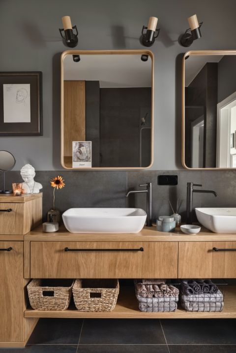 szara łazienka z drewnem w stylu skandynawskim