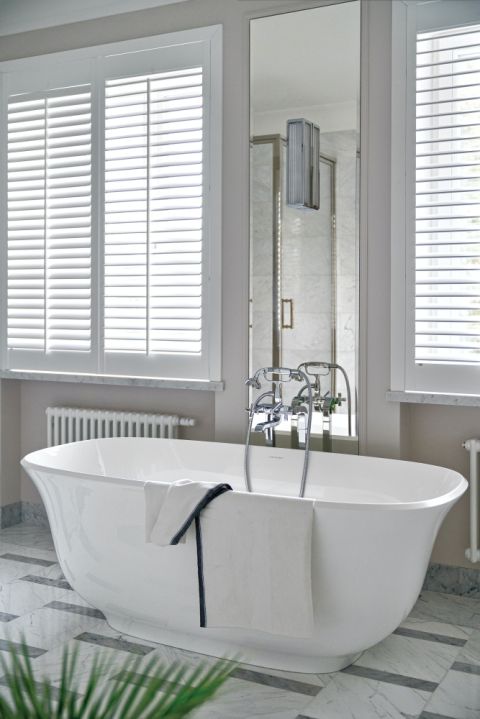 szara łazienka z wanną