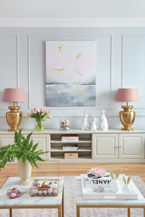 szare mieszkanie z różowymi dodatkami