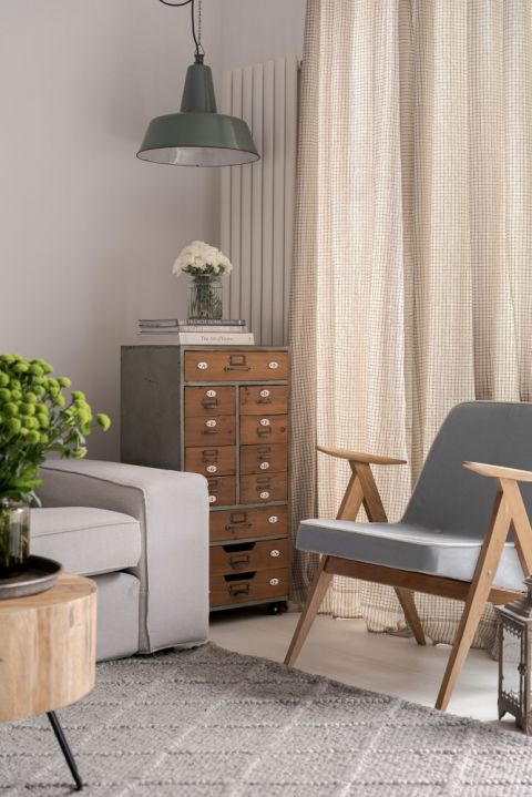 stare i nowe meble w salonie