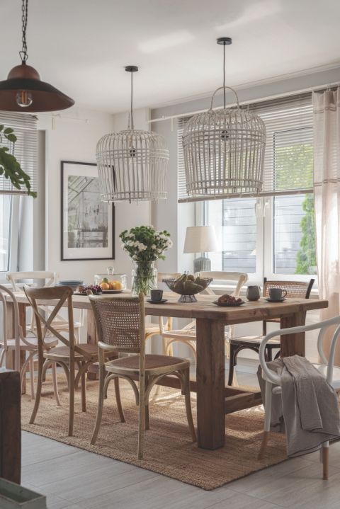 drewniany stół w jadalni