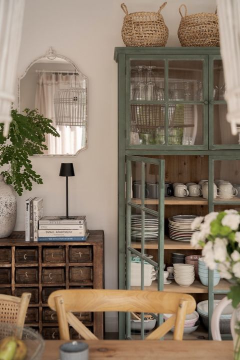 aranżacje wnętrz ze starymi i nowymi meblami