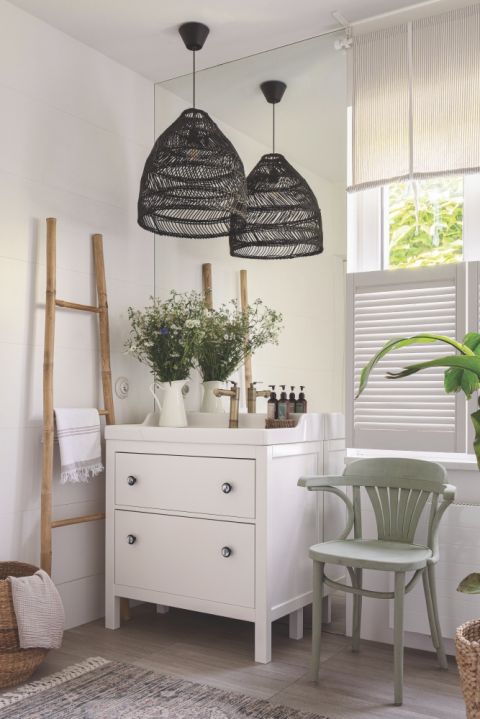 biała łazienka w stylu skandynawskim