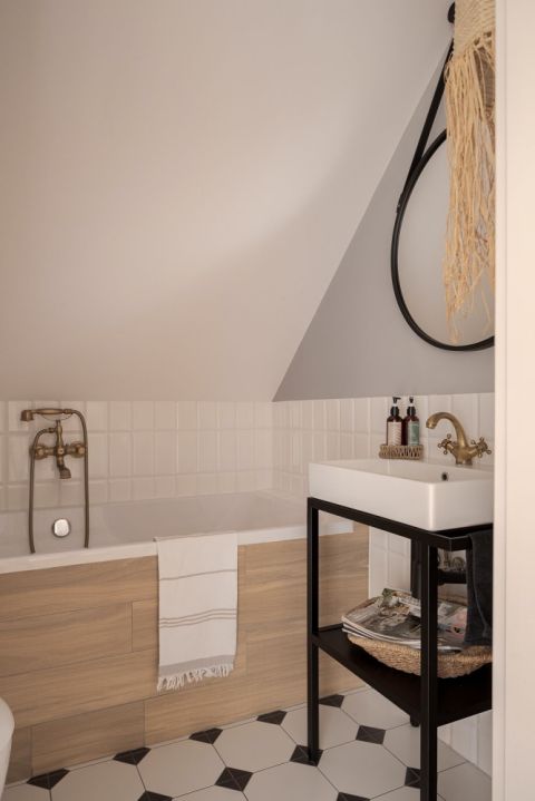 mała łazienka przy sypialni na poddaszu