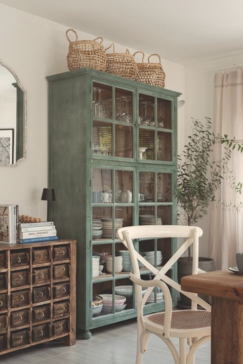 aranżacje wnętrz ze starymi i nowymi meblami