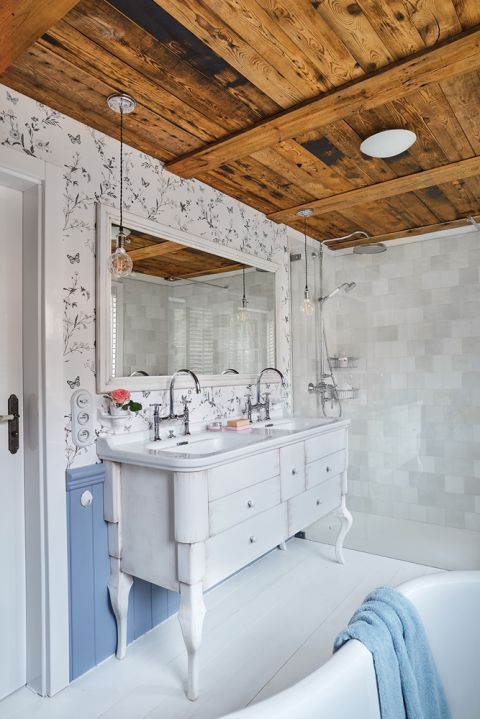 tapeta na ścianie w łazience