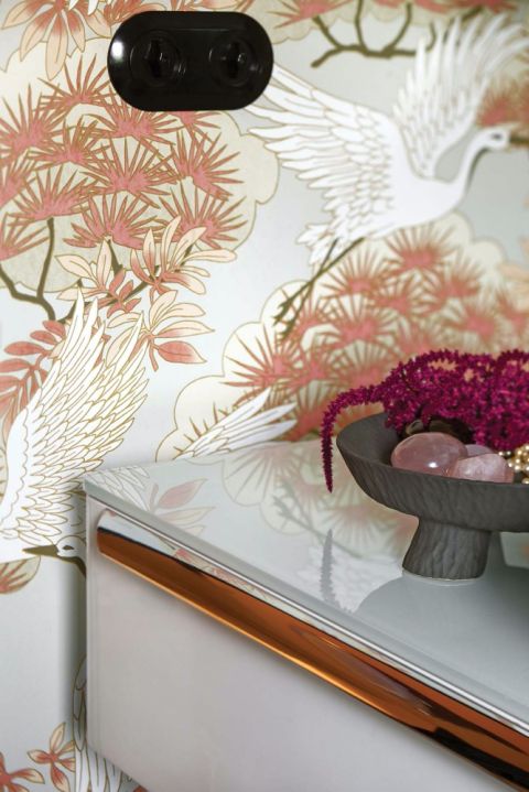 kobieca łazienka z tapetą na ścianie