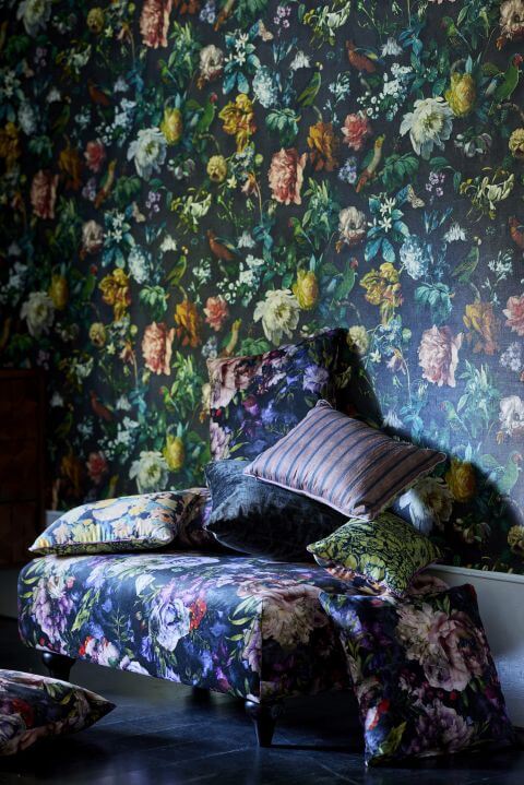 ciemna tapeta w sypialni