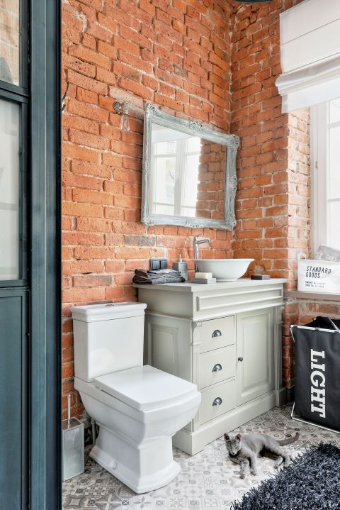 W łazienkach (i w holu) pojawiła się klasyczna terakota. To taki ukłon w stronę starej kamienicy.