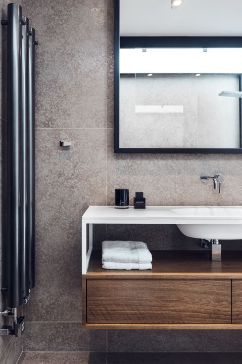 W mieszkaniu można odnaleźć awangardowe elementy widoczne m.in. w luksusowej łazience i toalecie.