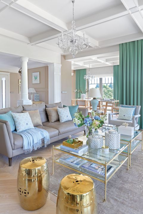 W oknach zasłony uszyte z jednolitego materiału w odcieniu miętowej zieleni.