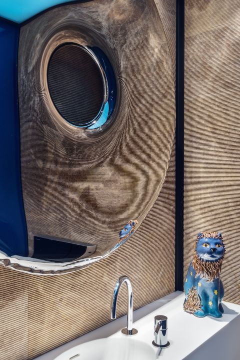 W toalecie uwagę skupia duże lustro Oskara Zięty wykonane ze stali nierdzewnej polerowanej.