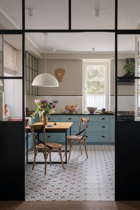 niebieska kuchnia w domu