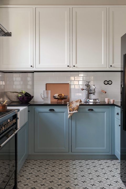 niebieska kuchnia urządzona ze smakiem