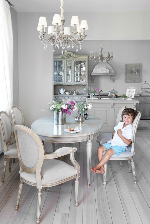 szare wnętrza w stylu francuskim