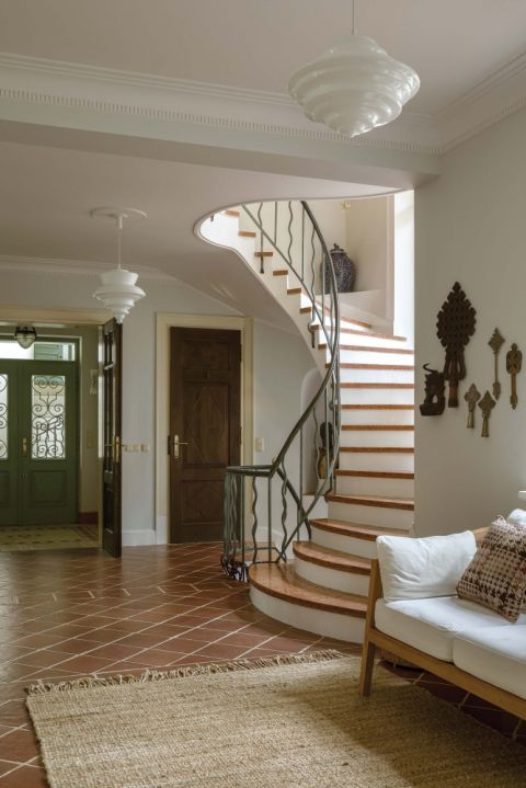 spiralne schody w domu z duszą