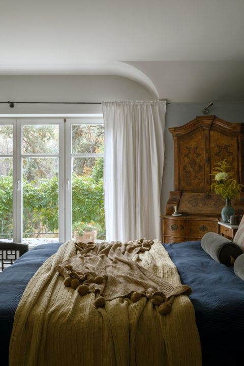 sypialnia w willi z historią i artystyczną duszą