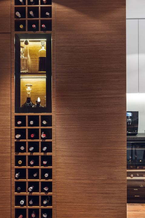 Właściciel lubi dobre wino, w mieszkaniu musiała więc pojawić się specjalna półka na butelki.