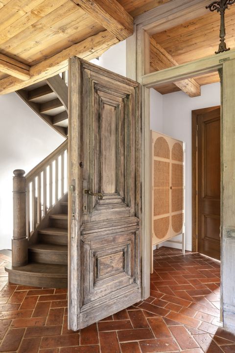 wiejski dom z dekoracjami z odzysku