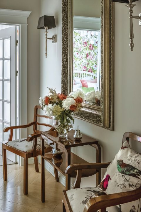 Gdyby babcia pani Wandy, hrabianka Łysakowska, trafiła do tego klasycznie urządzonego wnętrza, czułaby się pewnie