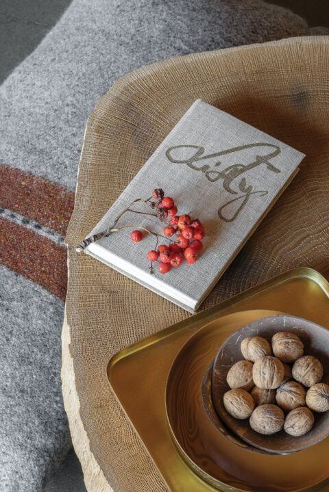 wnętrza szarość z drewnem