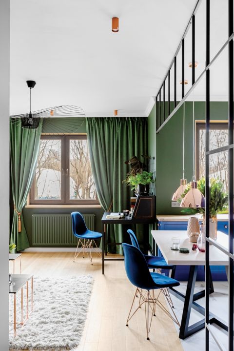 zielony salon z niebieskimi dodatkami