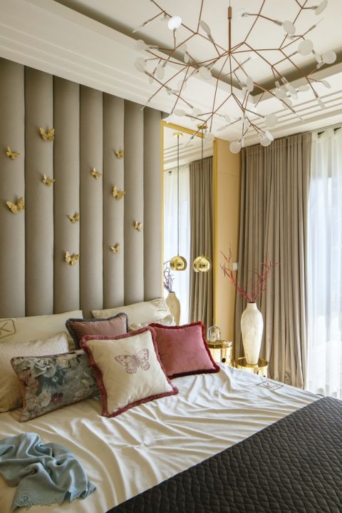 złote dodatki do sypialni