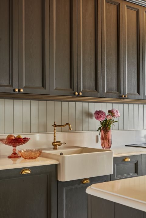 zlew farmerski w eleganckiej kuchni