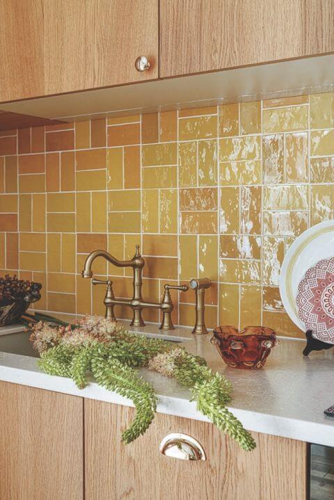 żółte kafelki w kuchni