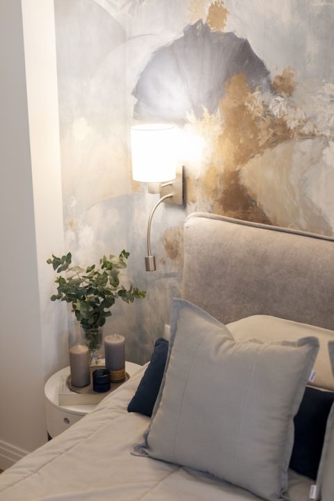 tapeta na ścianie za łóżkiem