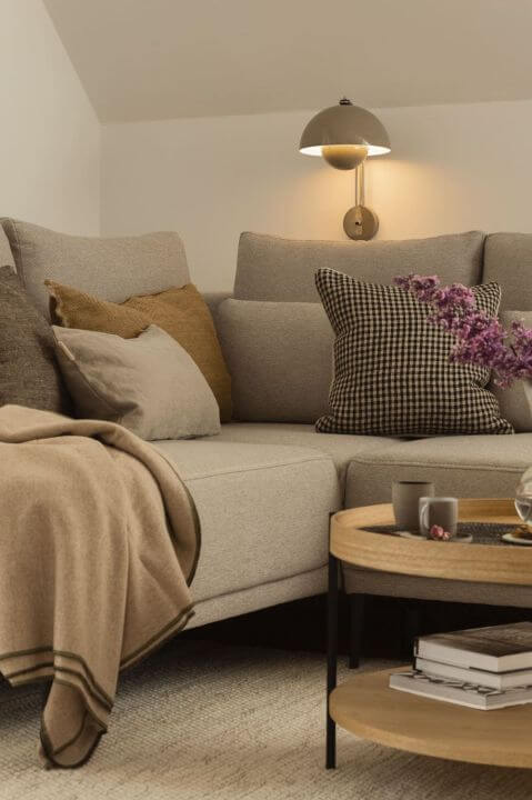 narożna sofa w salonie na poddaszu